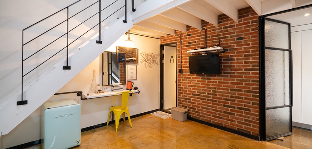 Duplex, 1 Bedroom (Red Pop / Orange Pop) - Photo 14