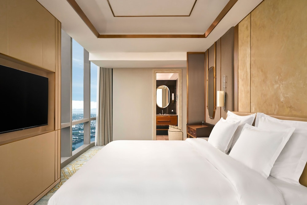 Panoramic Suite, 1 King Bed photo 3