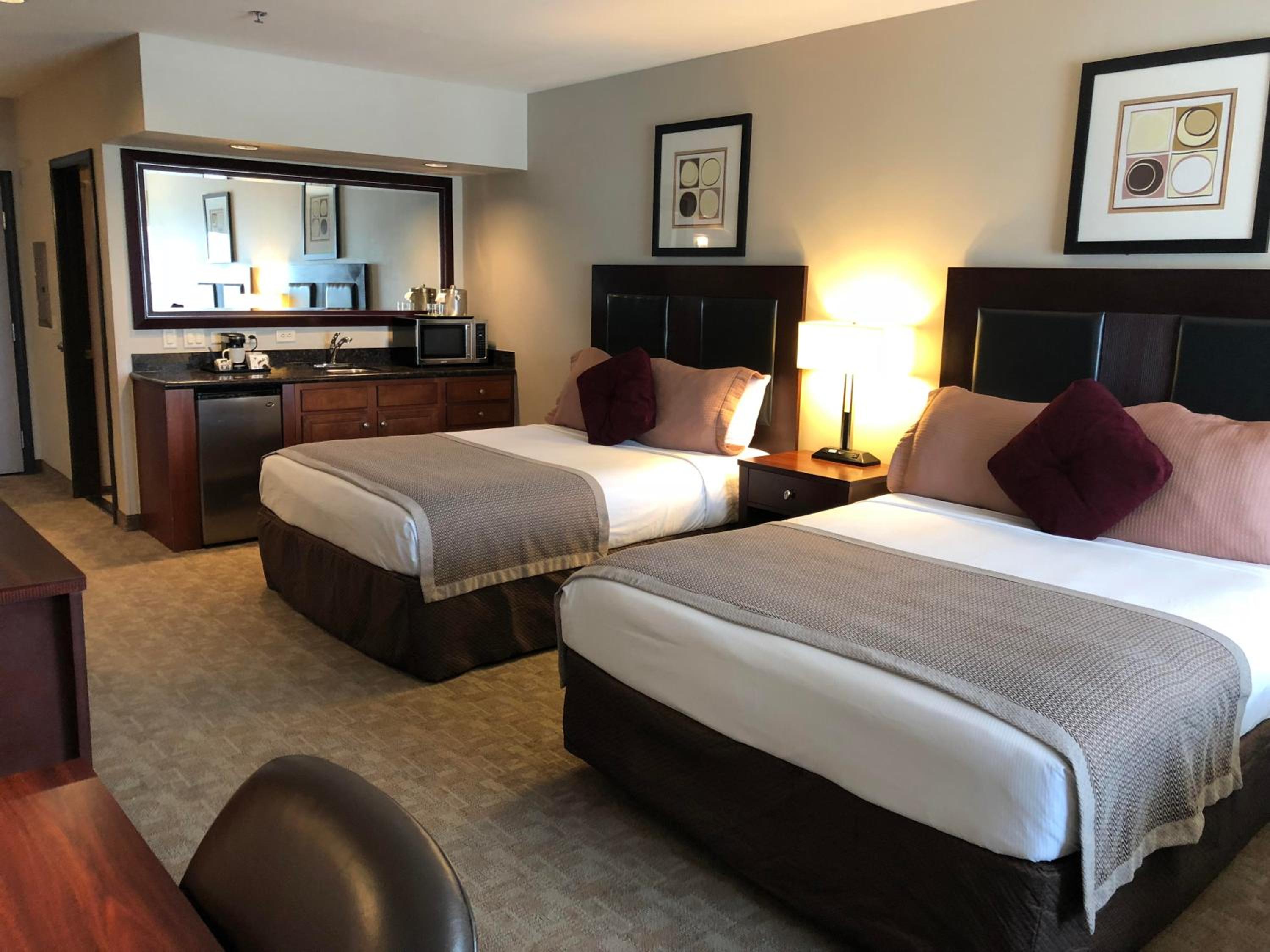 Queen Room With Two Queen Beds - Photo 1