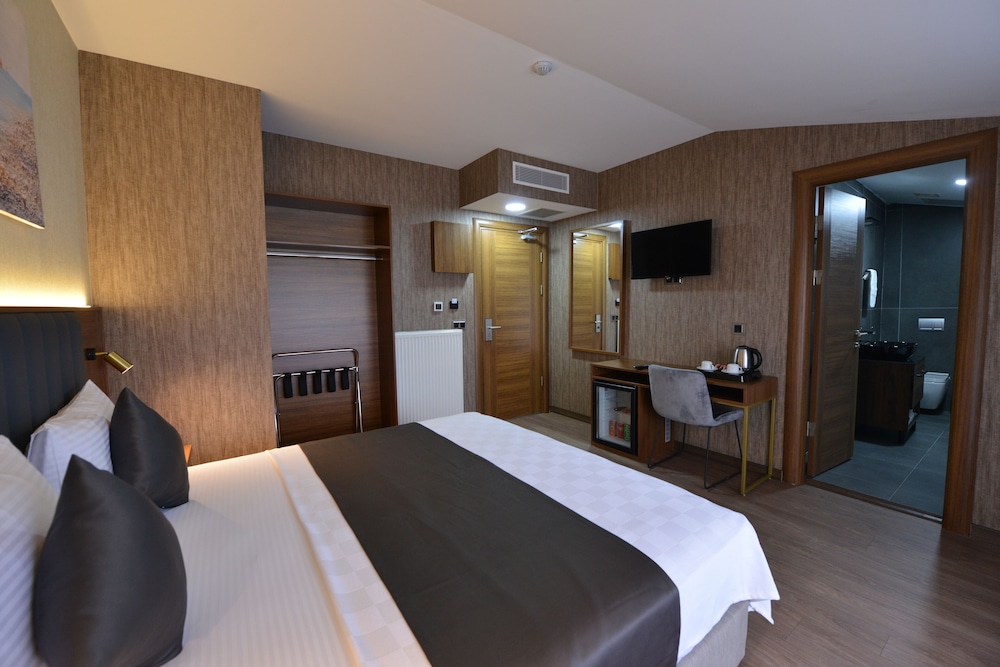 Deluxe Suite with Jacuzzi thumbnail 5