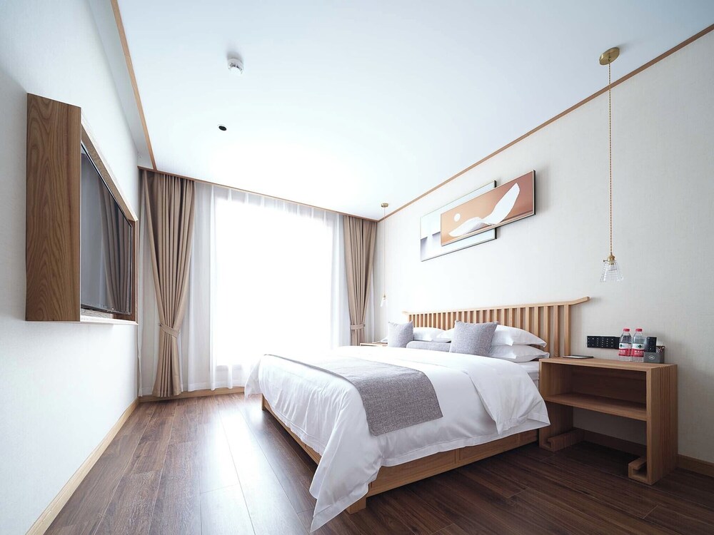 Executive Suite, Partial Lake View