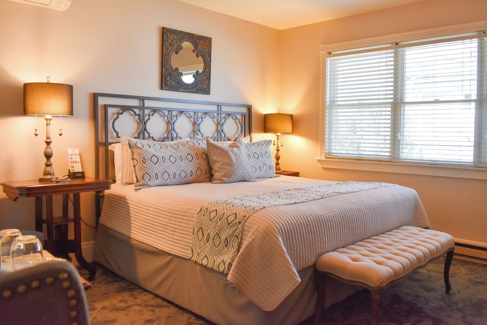 Phyllis Courtney, 1 King Bed photo 3