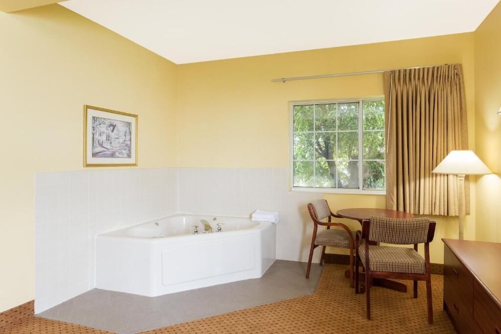 Honeymoon Suite