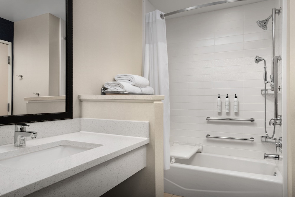 Room, 1 King Bed (Mobility Accessible, Tub) photo 1