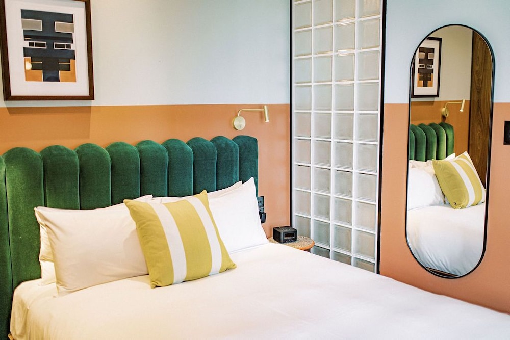 Executive Suite, 1 Queen Bed, Beach View photo 2