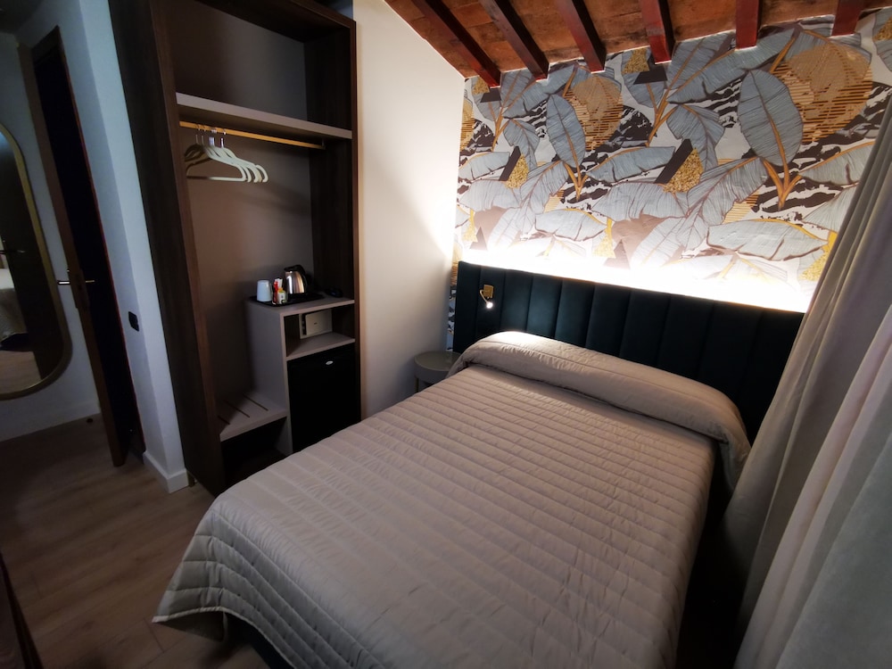 Economy Double Room, 1 Bedroom, Ensuite photo 2