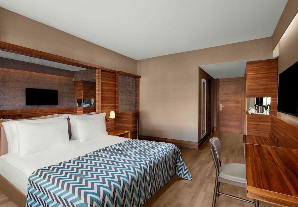 Superior Land View Room with French Balcony