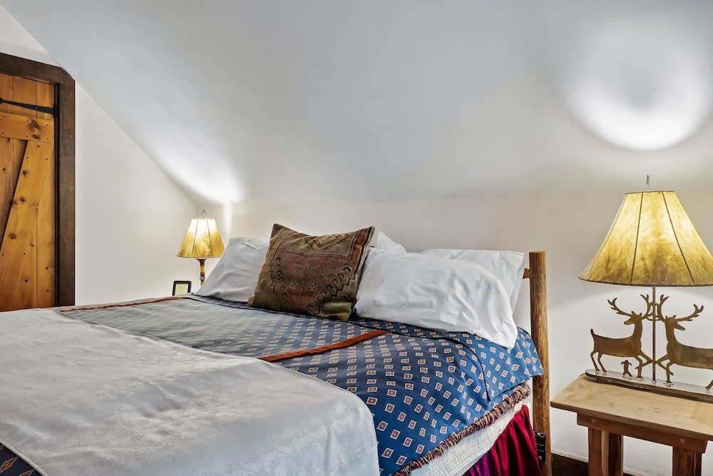 Grand Studio Suite, 1 King Bed with Sofa bed, Mountain View photo 2