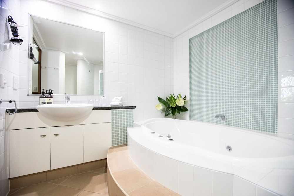 Executive Suite, Pool View - Photo 5