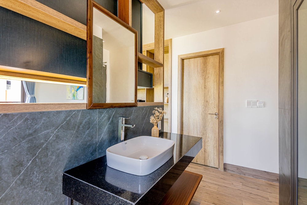 Two-Bedroom Apartment with Balcony - Photo 4