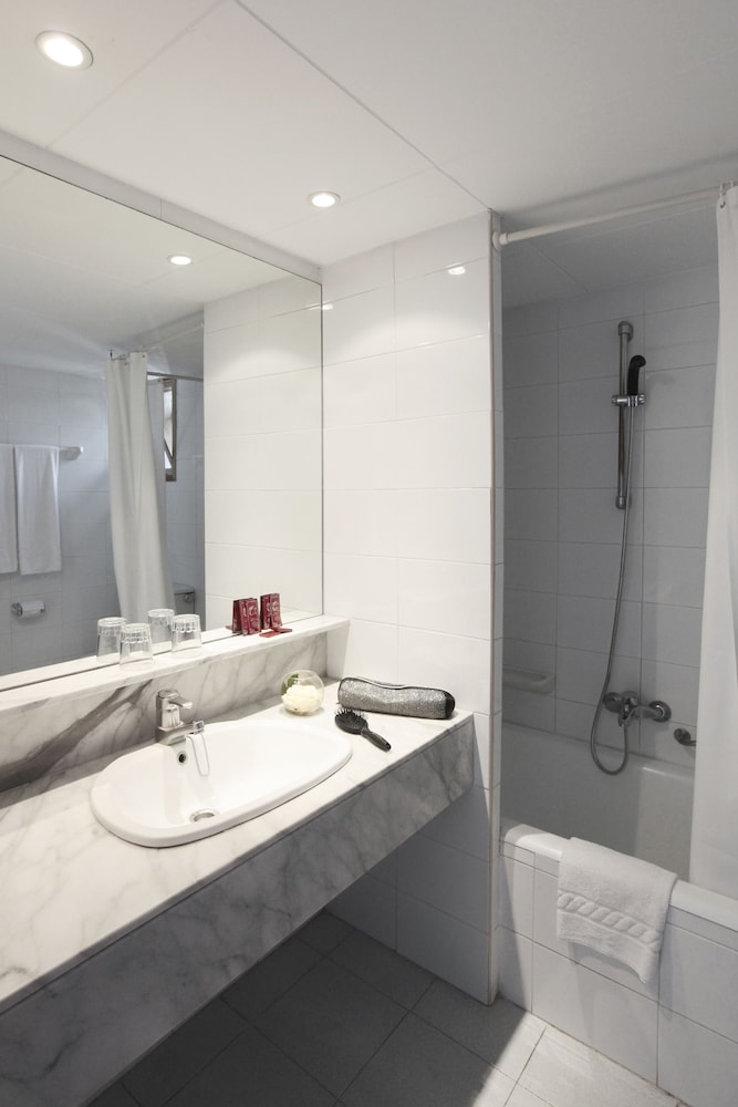 Standard Triple Room (with air conditioning) - Photo 13