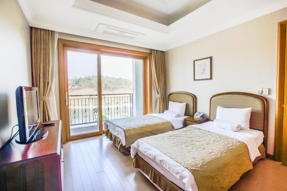 [Mona Breakfast] Suite+Breakfast (6-9 AM) for 2 @Golf Clubhouse (3-5min. Car Ride) photo 2