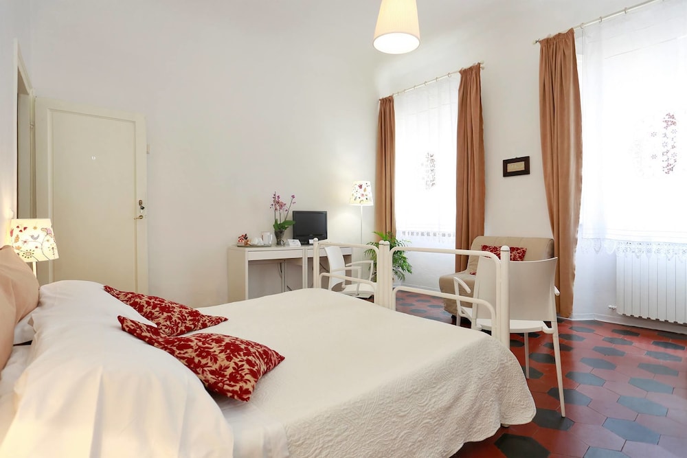 Classic Double Room, Ensuite photo 2