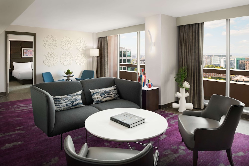 1 King 1 Bedroom Presidential Suite River View thumbnail 6