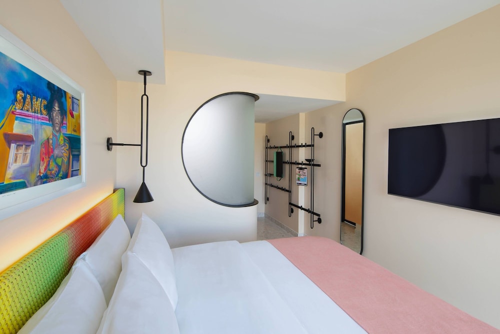 Room, 1 King Bed (Hearing Accessible) - Photo 5