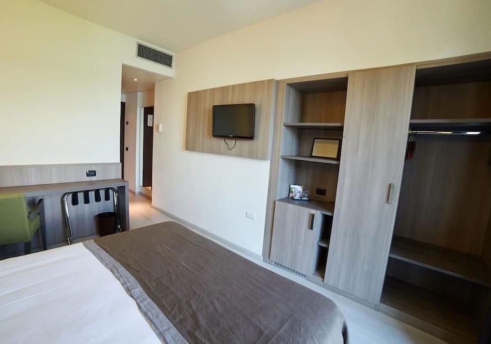 Superior Room, 1 Queen Bed, Balcony, Partial Lake View - Photo 3