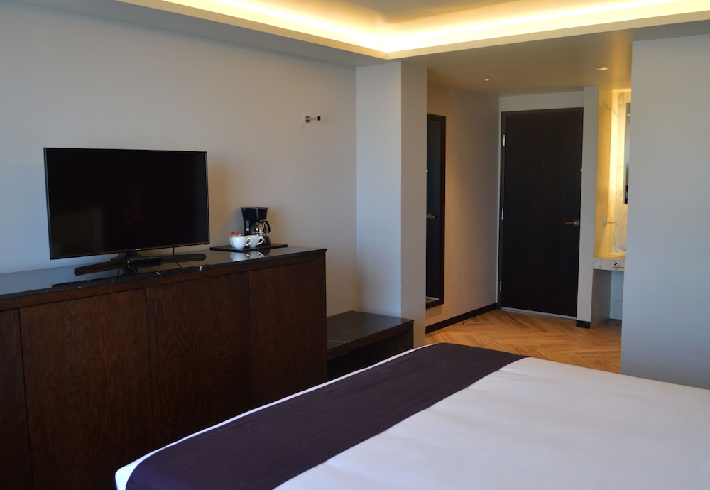Deluxe Room, 1 King Bed photo 3