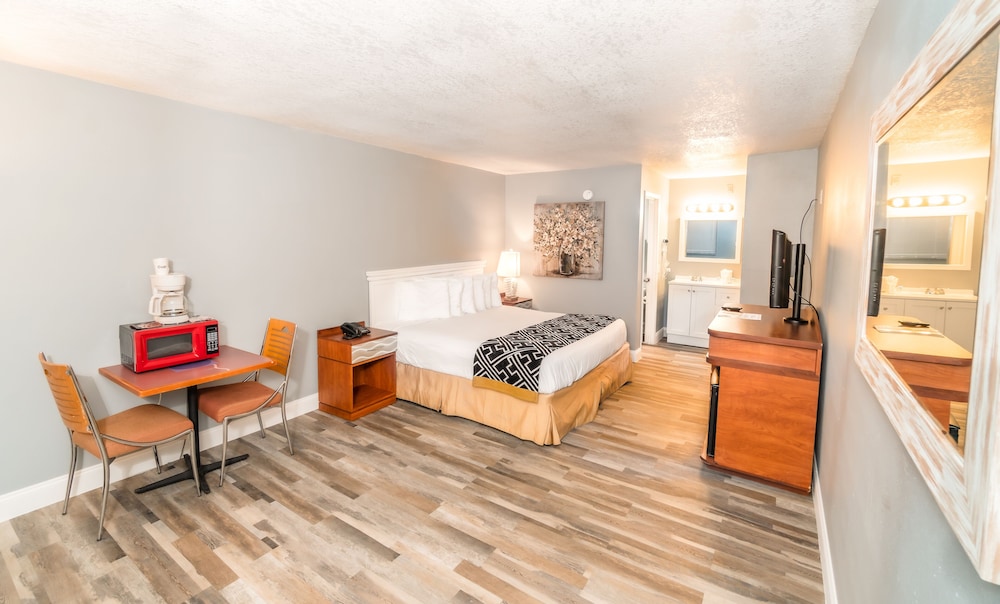 Deluxe Room, 1 King Bed photo 1