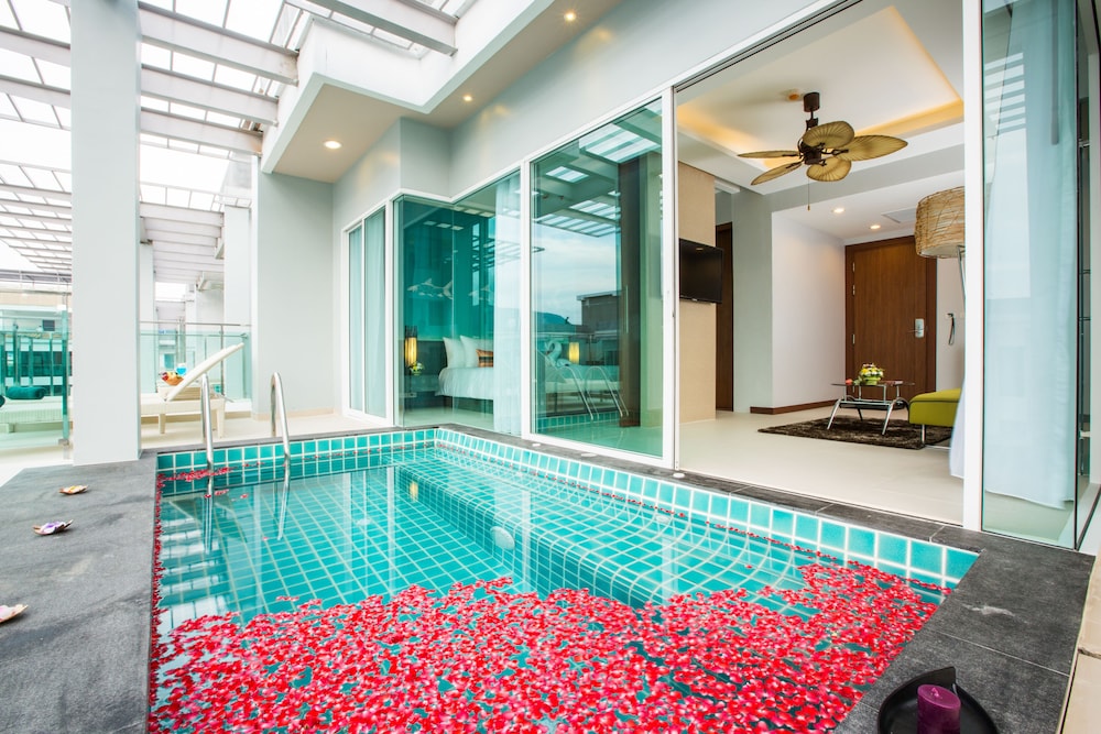 Honeymoon Pool Suite photo 2