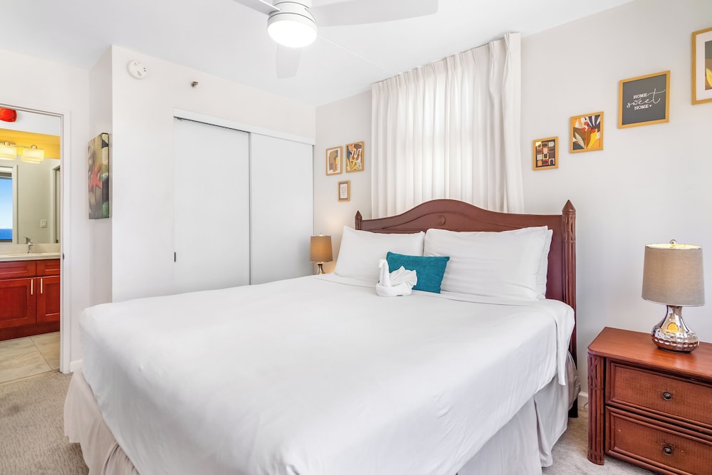 High Floor Ocean View Condo (King Bed and Parking): Condo, 1 Bedroom, Ocean View (0123) photo