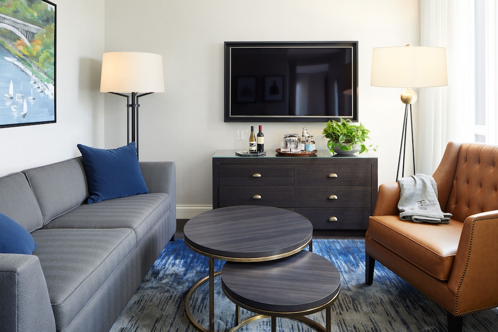 Premium Suite, 1 King Bed (Mobility & Hearing Accessible) thumbnail 5