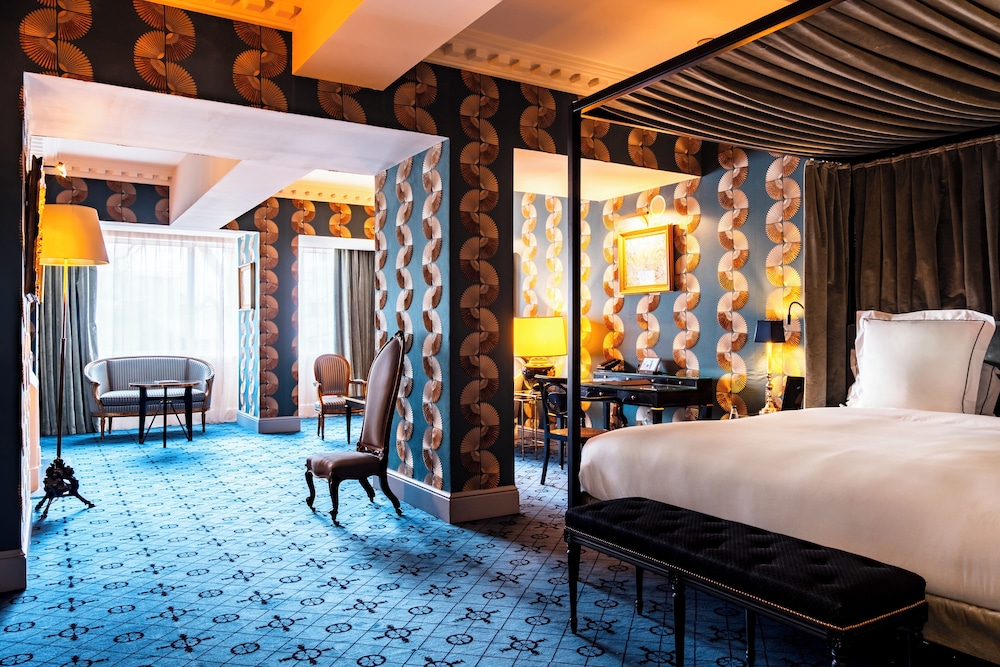 Hôtel de Berri Champs-Élysées, a Luxury Collection Hotel bedroom photo
