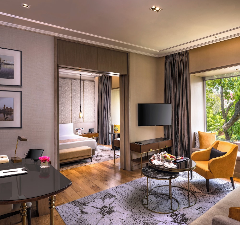 Suite, 1 King Bed, Pool View (Executive Suite)