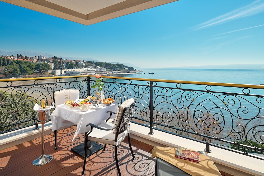 Superior Room, 1 King Bed with Sofa bed, Balcony, Sea front - Photo 3