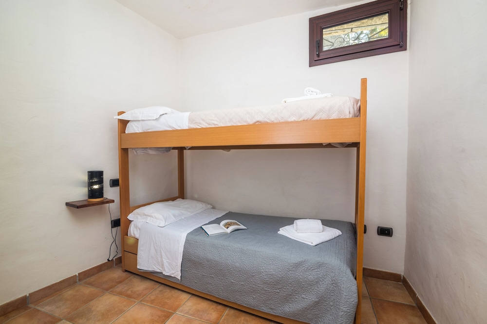 Family House, 2 Bedrooms (Frank House Few Minutes From The)