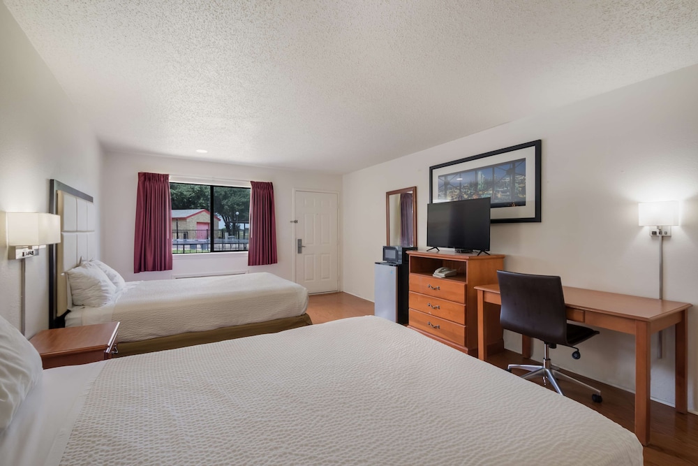 Room, 2 Queen Beds, Non Smoking - Photo 2