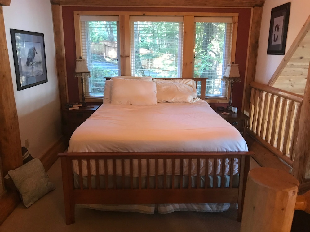 Luxury Cottage, 2 Queen Beds, Non Smoking photo 1