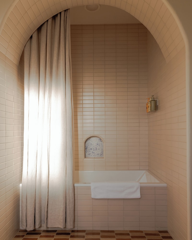 Deluxe Room, 1 King Bed, Kitchenette