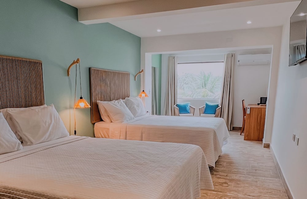 Deluxe Suite, 1 King Bed, Sea Facing thumbnail 5