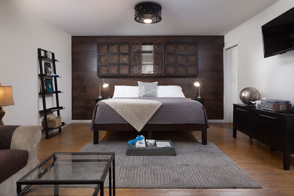 Pet Friendly, 1 King Bed with Sofa bed, Courtyard View (12)