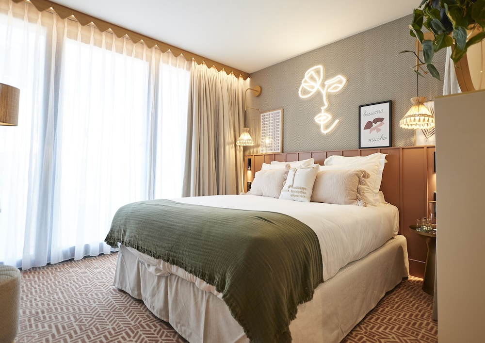 Standard Room, 1 Queen Bed (Classic Room) photo 3