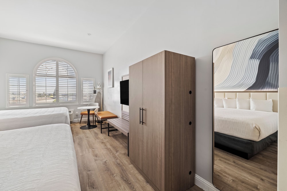 Standard Room, Multiple Beds - Photo 4