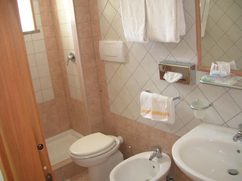 Standard Triple Room - Photo 5