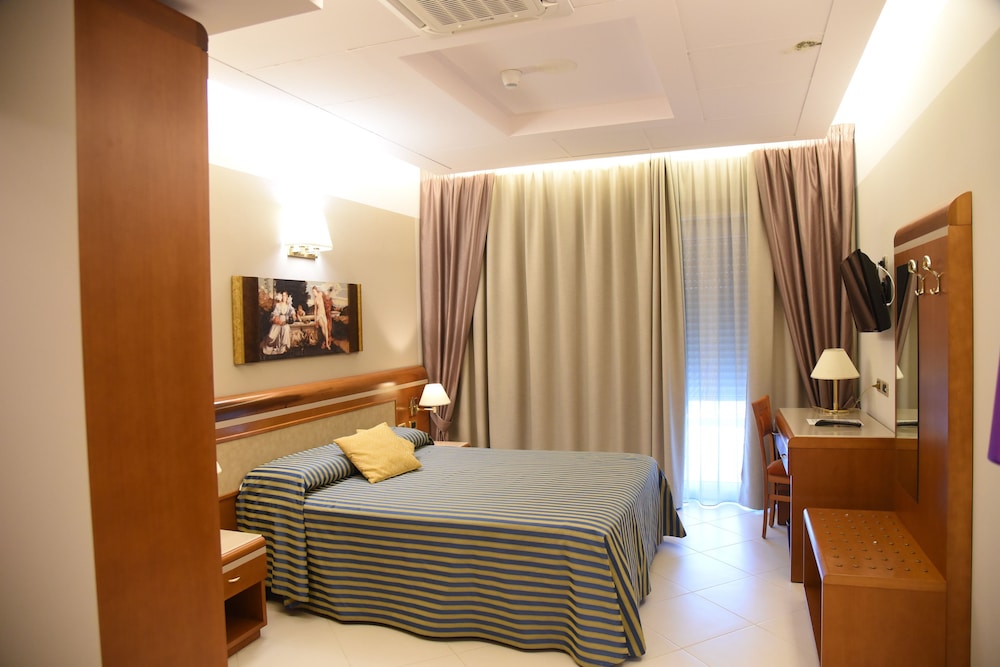 Superior Room, 1 Queen Bed, Balcony photo 2