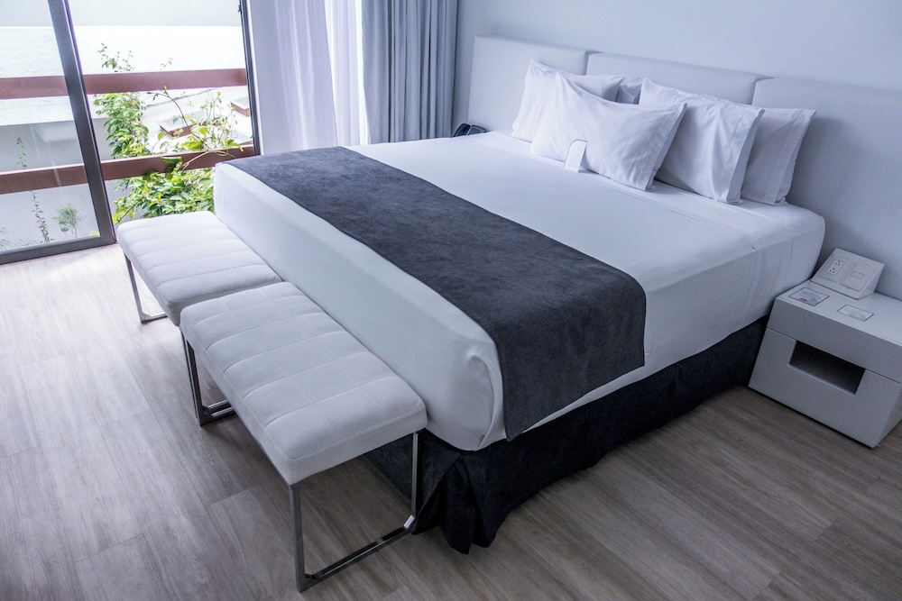 Room, 1 King Bed, Garden View photo 1