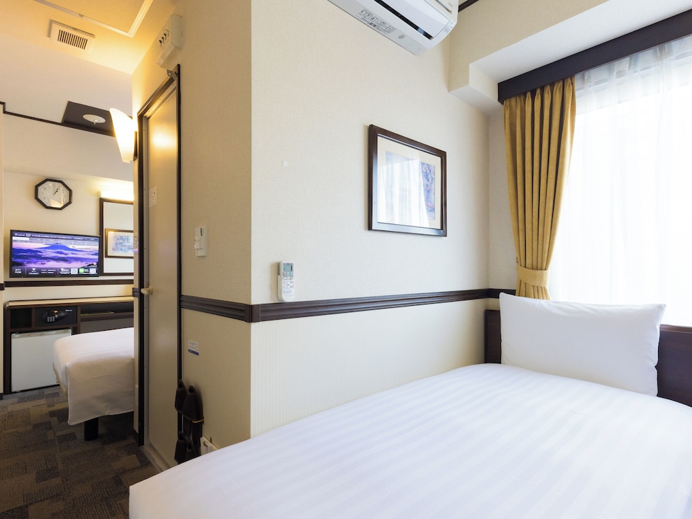 Separate Twin Room, Smoking