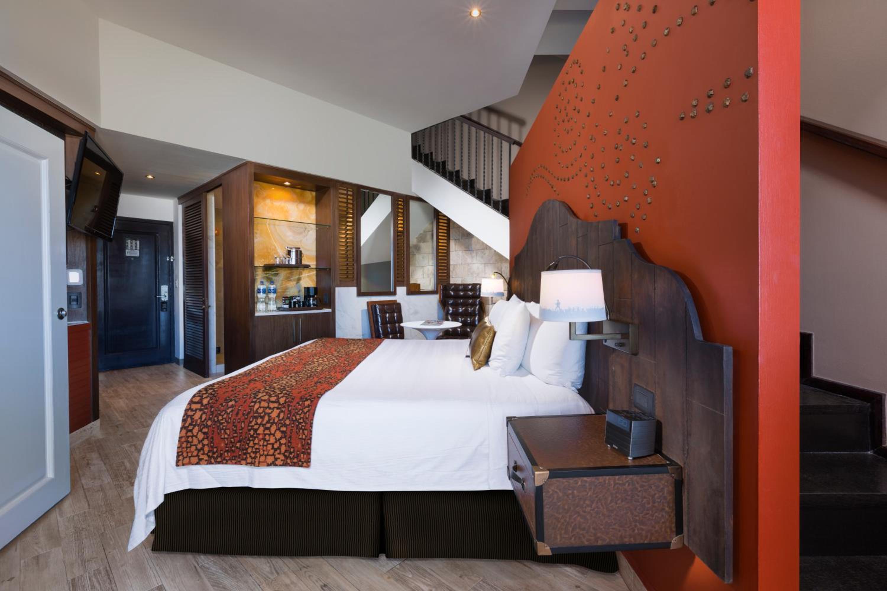 Deluxe Sky Terrace (One Bedroom) - Photo 1