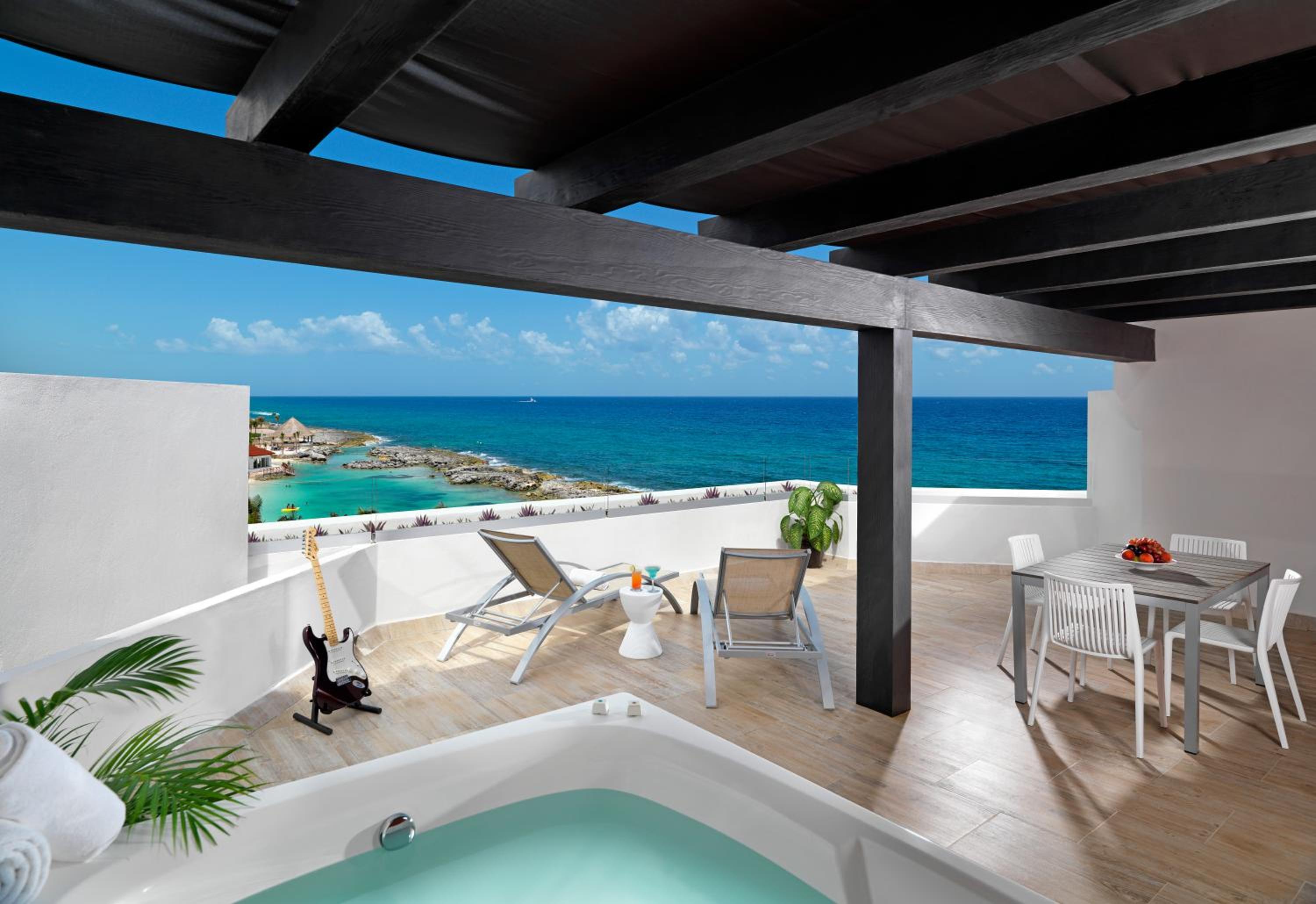 Deluxe Sky Terrace (One Bedroom) - Photo 6