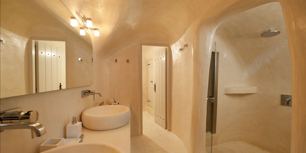 Kapari Honeymoon Suite with Private Indoor & Outdoor Hot tub - Photo 6