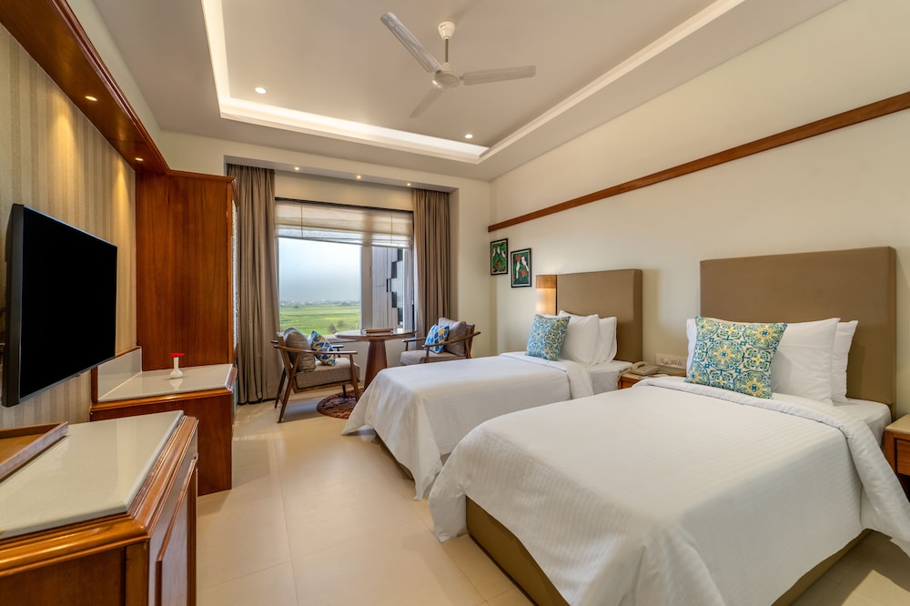 Deluxe Room, 1 King Bed photo 2