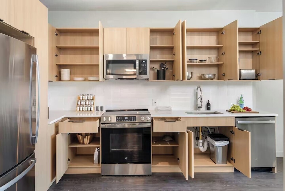 Luxury Apartment, 1 Queen Bed with Sofa bed, Kitchen photo 3