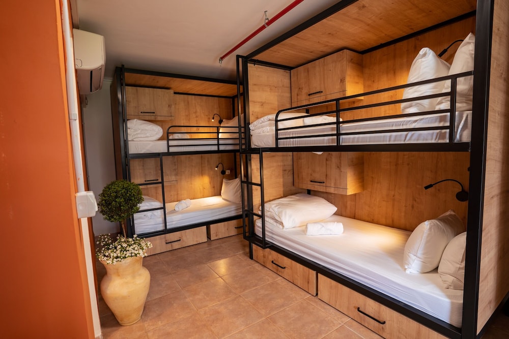 Bed In 8-Bed Community Room