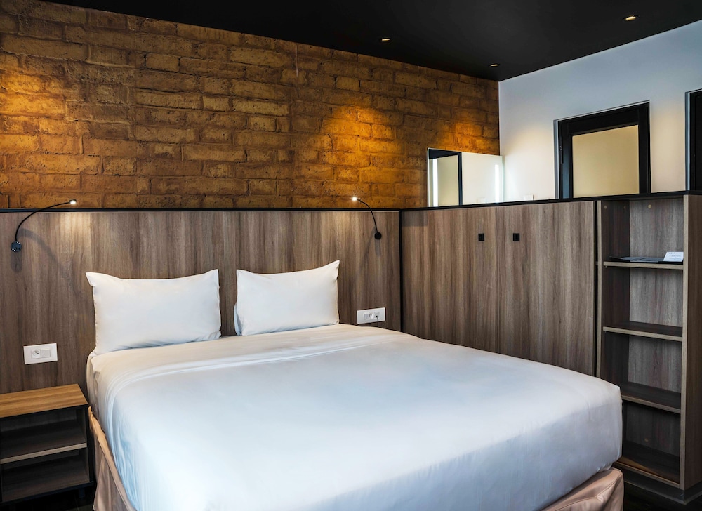 Standard Room, 1 Queen Bed - Photo 4