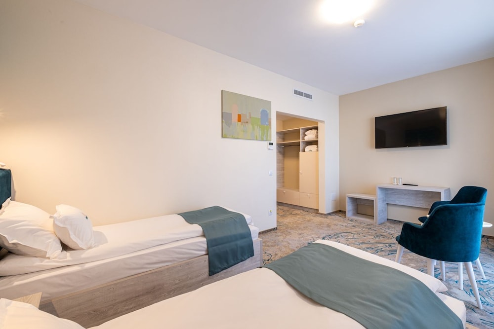 Standard Room, 2 Twin Beds, Pool Access photo 3