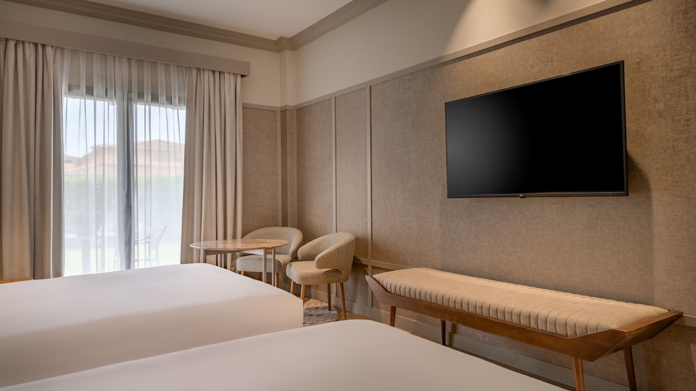 Deluxe Room, 1 King Bed, Garden View - Photo 3