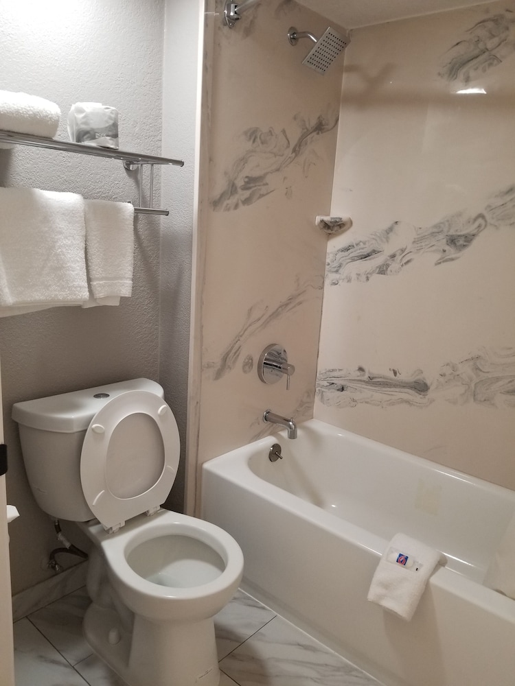 Standard Room, 1 Queen Bed, Non Smoking, Kitchenette - Photo 10